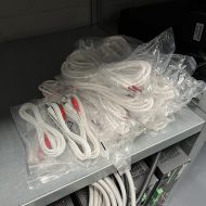 Läjä valkoista kaapelia