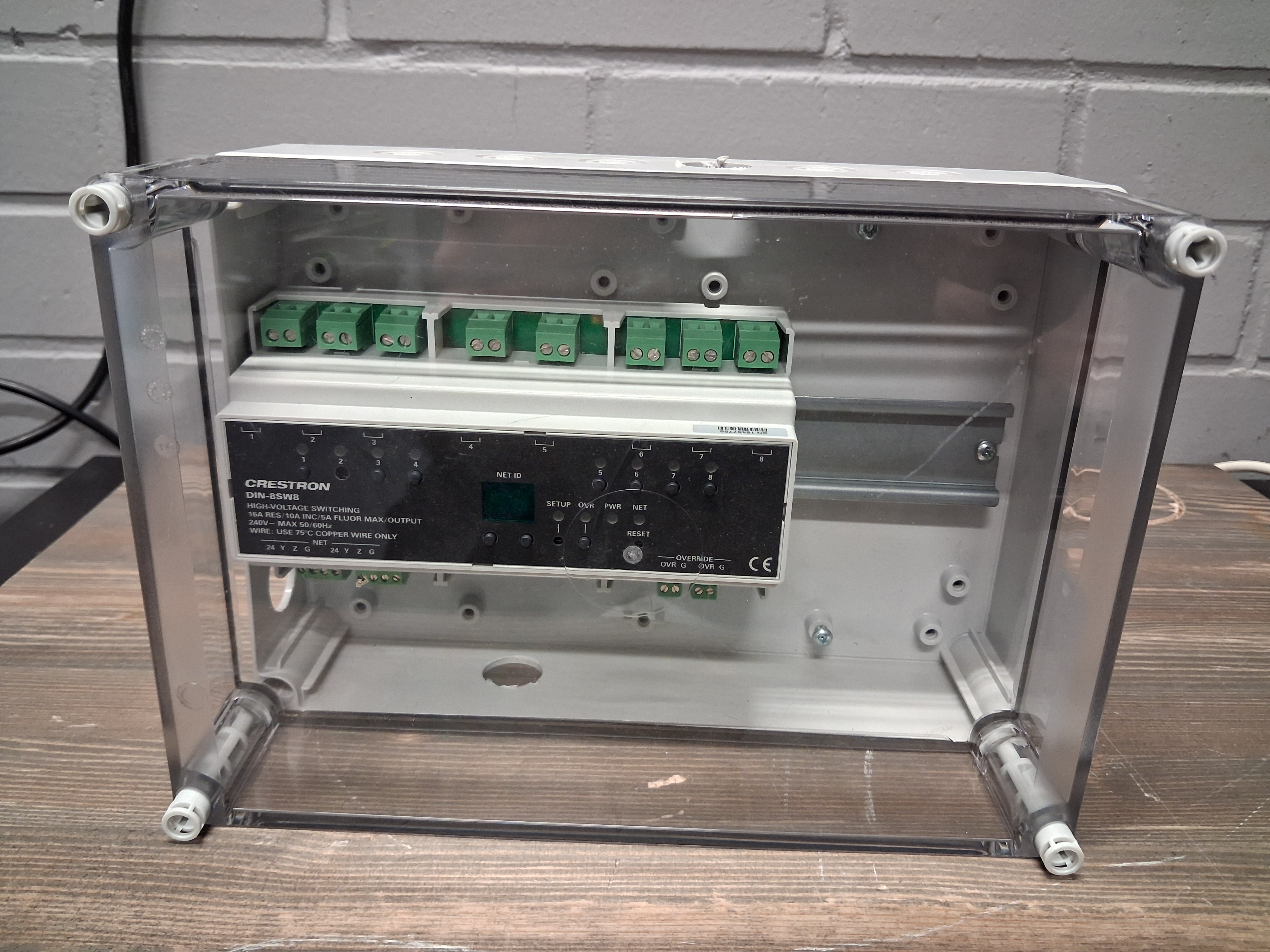 Crestron DIN-8SW8+kotelo